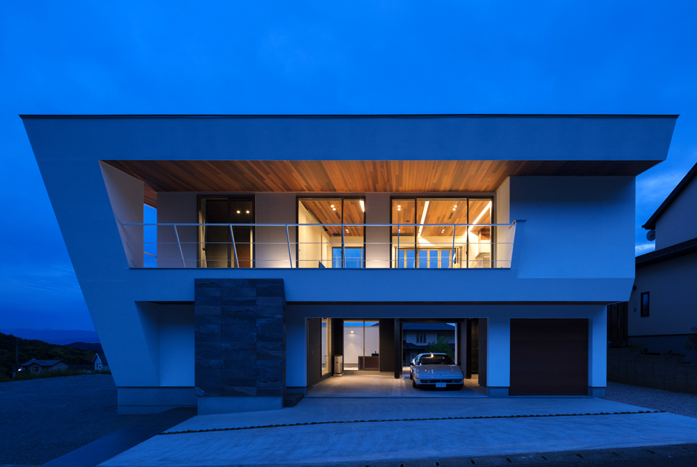MUSE Design Winners - N12-house / Garage House With A Migratory Terrace
